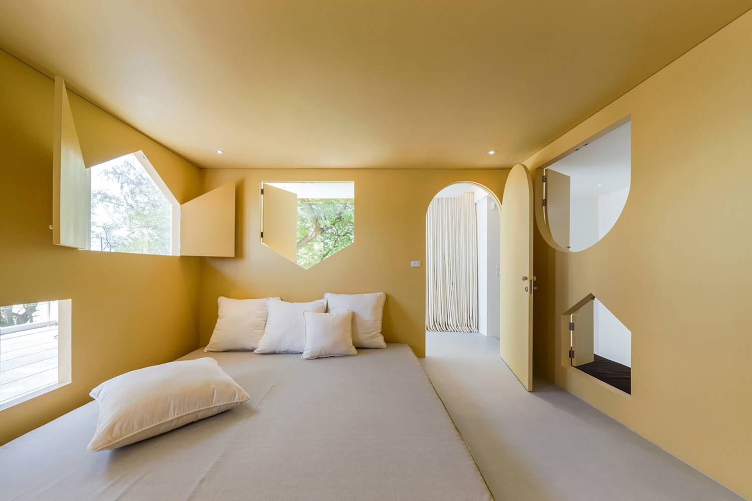 Original dormitorio amarillo de la casa Jerry House, en Tailandia