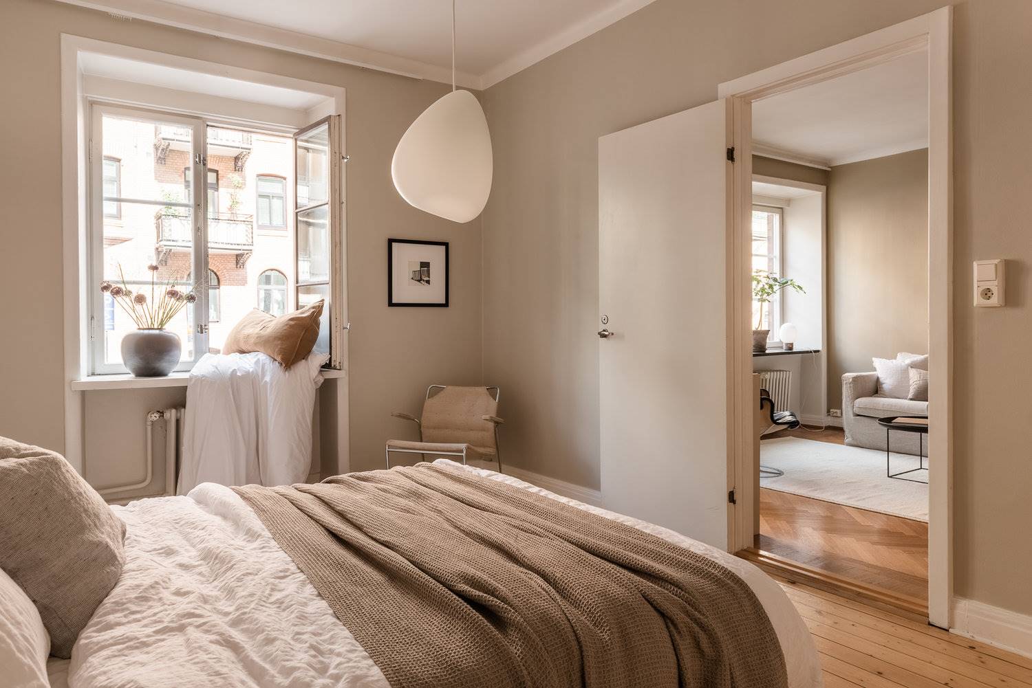 Relajante dormitorio en un suave color visón