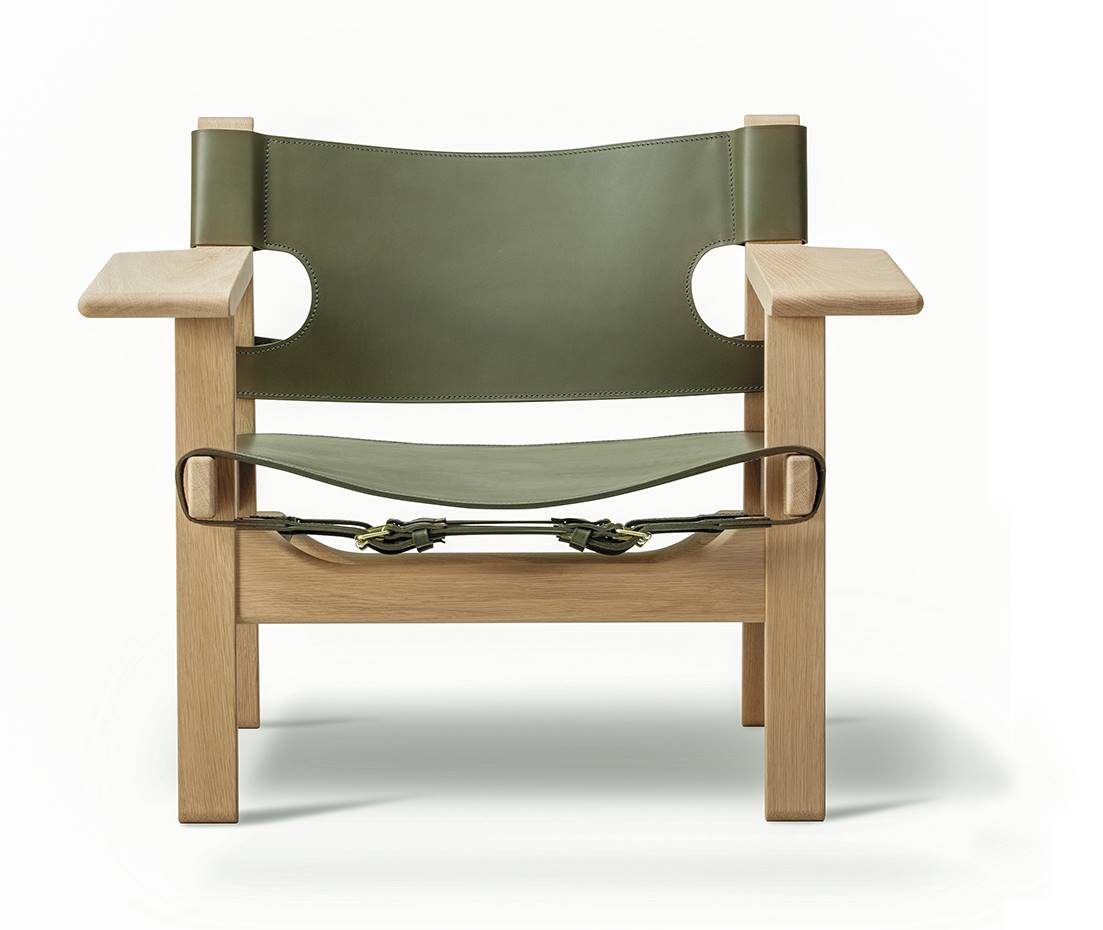 spanish chair borge mogensen 04. El nuevo diseño está acabado en roble enjabonado y cuero verde oliva