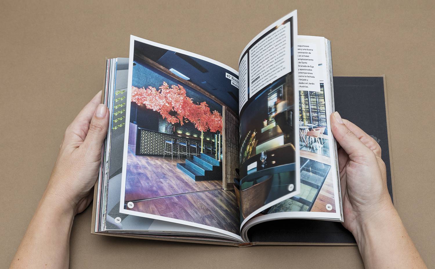 AW Comer bien sentado 2. El libro se detiene en la oferta gastronómica y el diseño interior de restaurantes de todo el mundo, detallando también el asiento Andreu World de cada espacio.