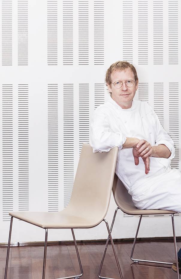 AW Comer bien sentado Bernd Knöller. Para Bernd H. Knöller, del restaurante Riff de Valencia, las sillas de un restaurante tienen que ser “cómodas, bellas y definitivamente atemporales”