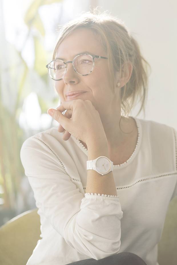 La diseñadora Inma Bermúdez con el Rado True Thinline Gem