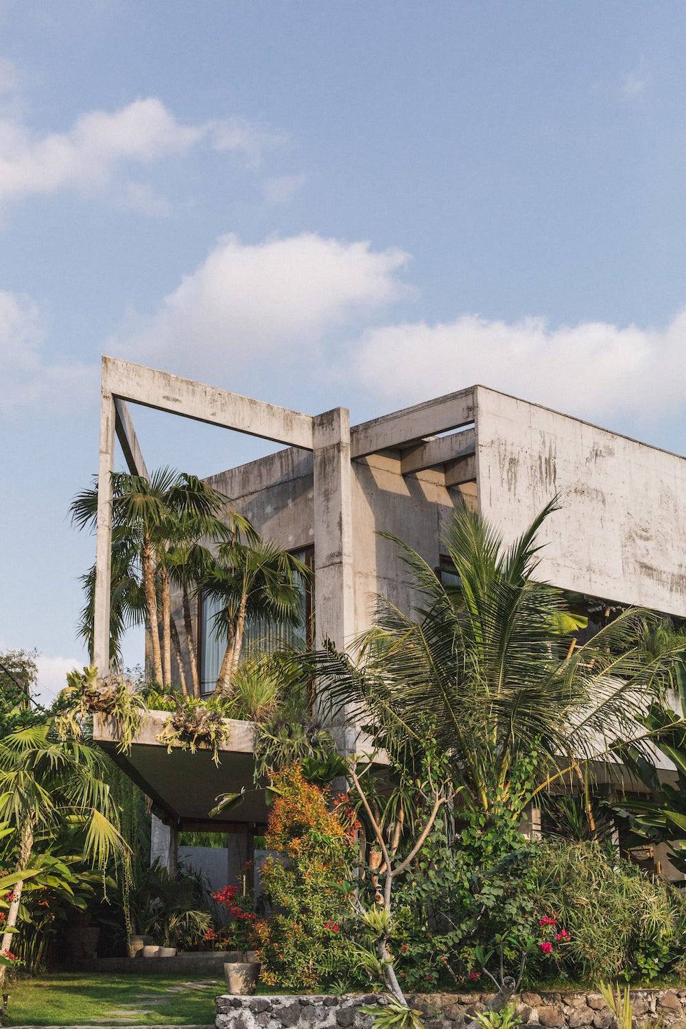Una casa tropical y brutalista en Bali, por estudio Patisandhika y Daniel Mitchell.