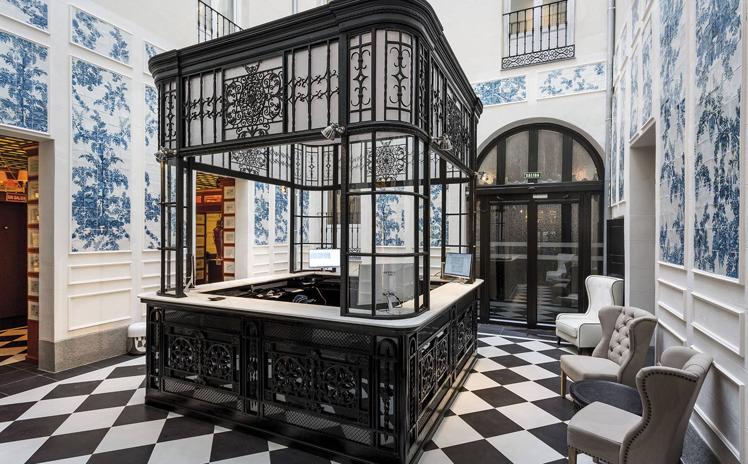 Recepción del Hotel Only You & Lounge, Madrid, a cargo de Lázaro Rosa Violán.