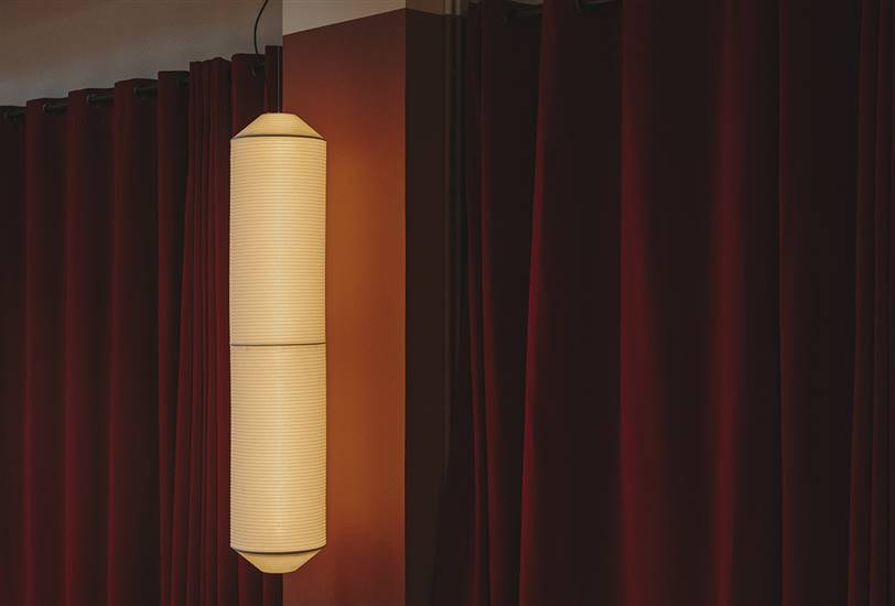 Tekiò se fabfrica washi, un papel resistente y dúctil, incluso maleable, que matiza la luz con textura 