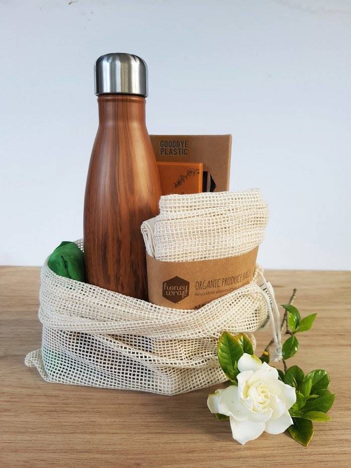 Hazte con una botella reusable si eres de los que beben mucha agua.
