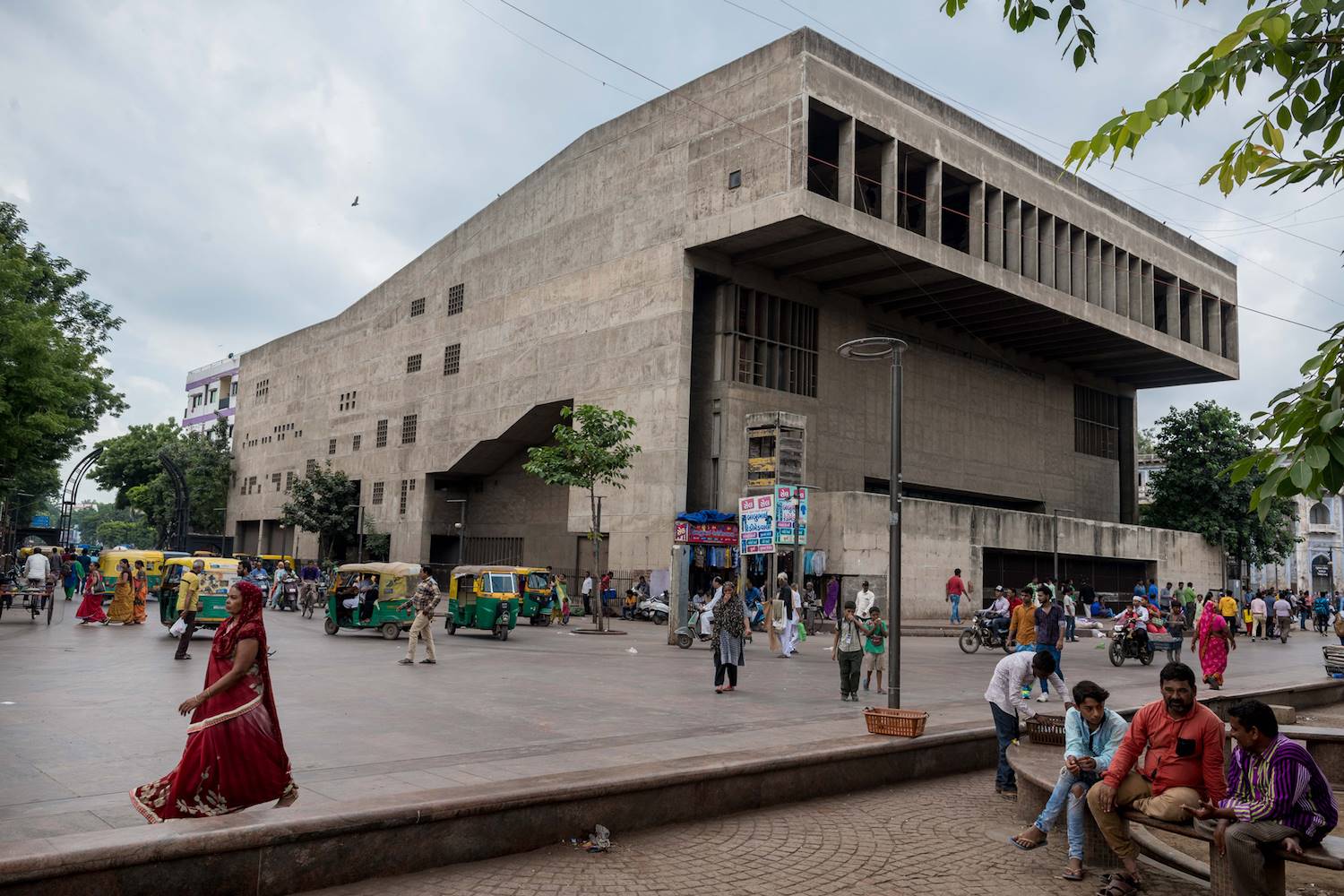 Exterior del auditorio Pemabhai en Ahmedabad (1976) Balkrishna Doshi