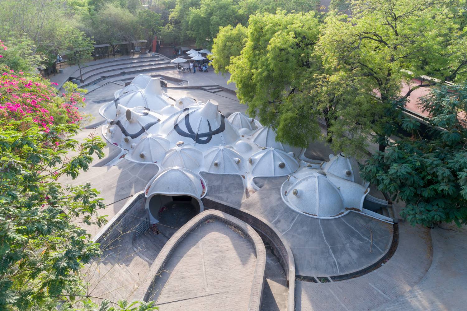 Exterior del espacio diseñado por Balkrishna Doshi en Amdavad Ni Gufa junto a M.F. Husain (1994) Balkrishna Doshi