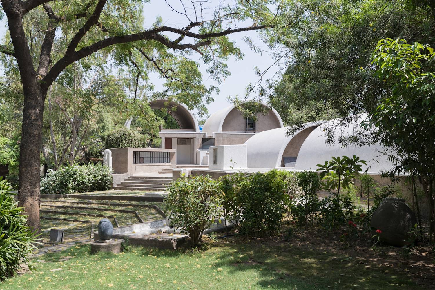 Exterior del estudio de arquitectura de Balkrishna Doshi en Sangath (1980) Balkrishna Doshi