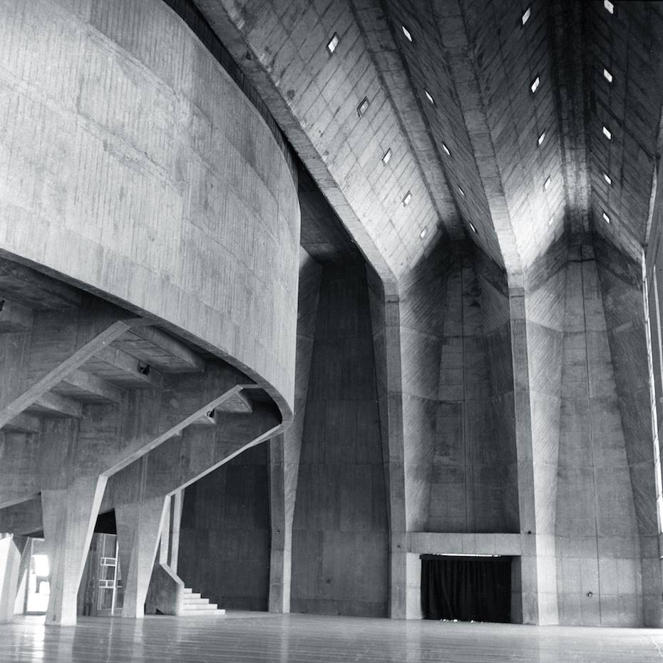 Interior del Tagore Memorial Hall en Ahmedabad (1967) Balkrishna Doshi