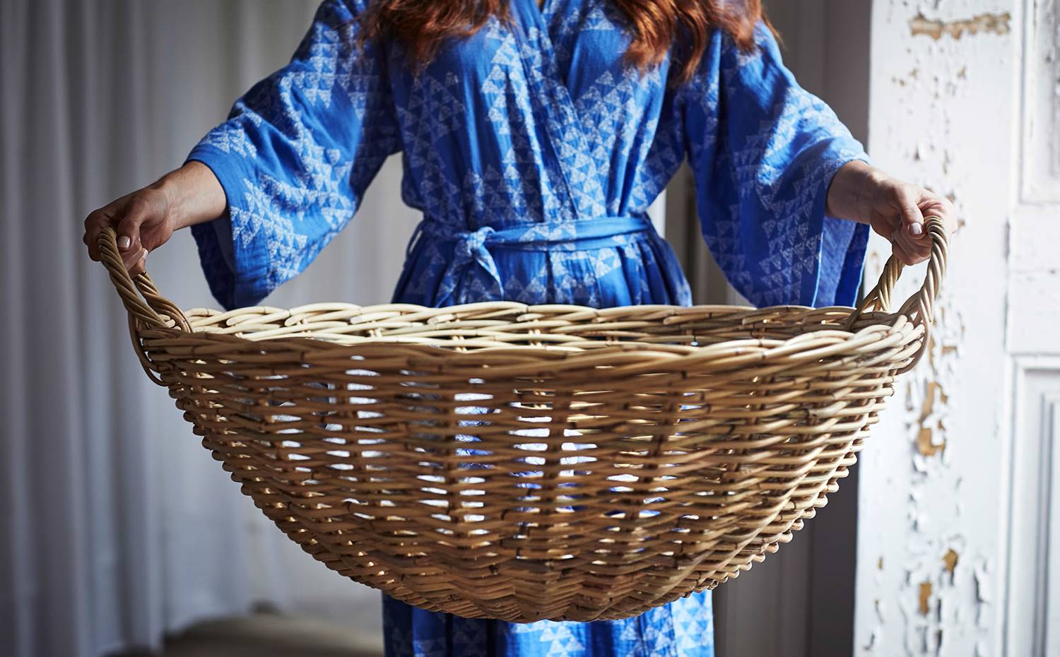TANKVARD PR kit V2-1. Kimono jacquard mezcla de algodón y lino de 25€ y cesto con asas de ratán, 29,99€.