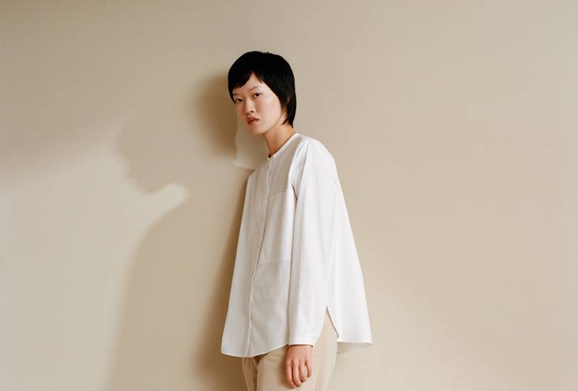 The White project es la nueva colección cápsula de COS, cuyo protagonismo recae en la clásica camisa clásica.