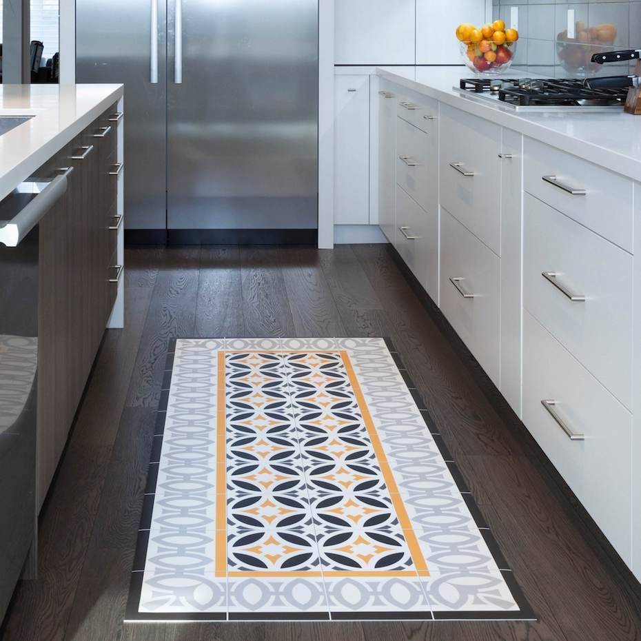 Cocina con alfombra vinilica que imita las baldosas hidraulicas de Hidraulik