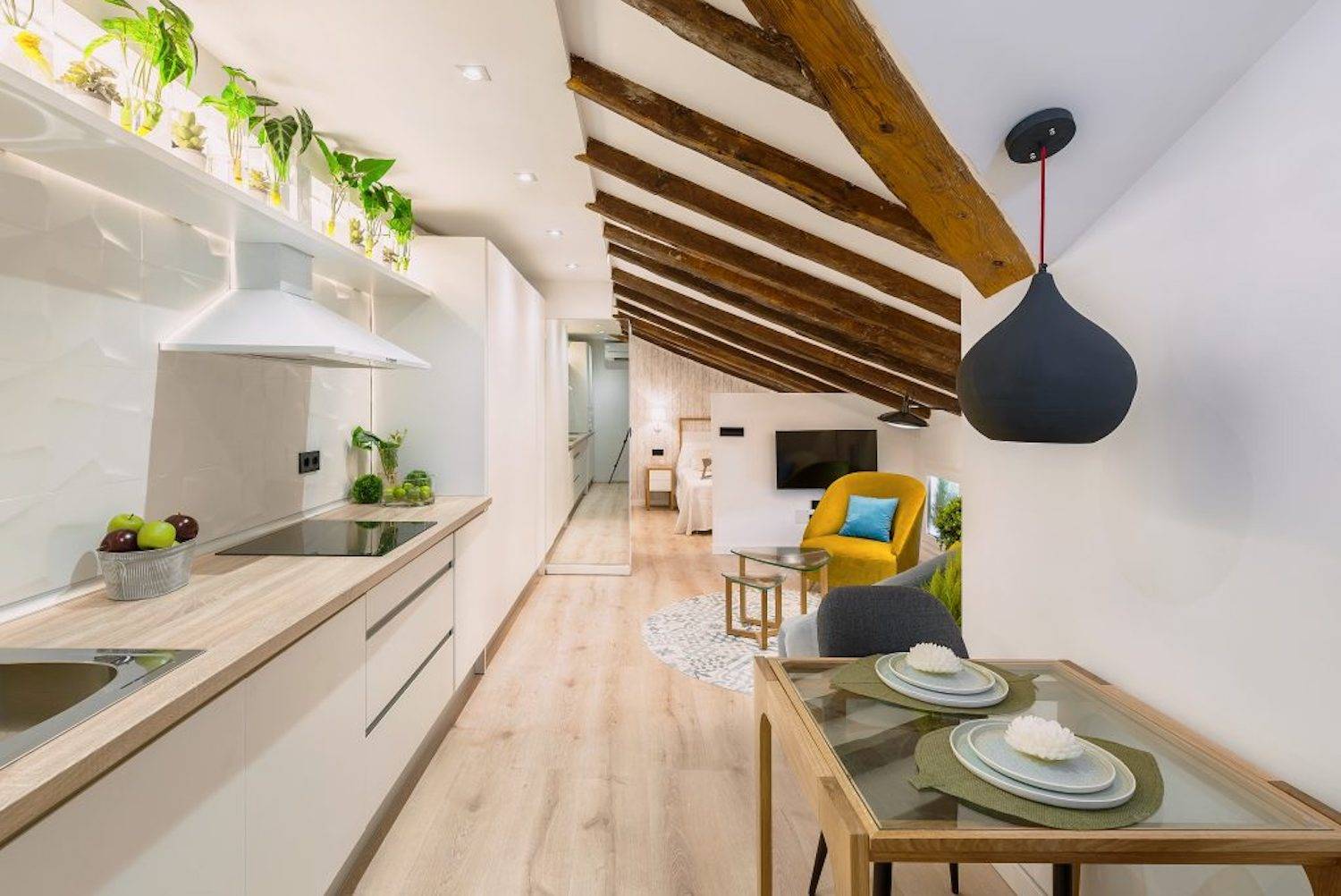 Cocina con lampara colgante y suelo laminado