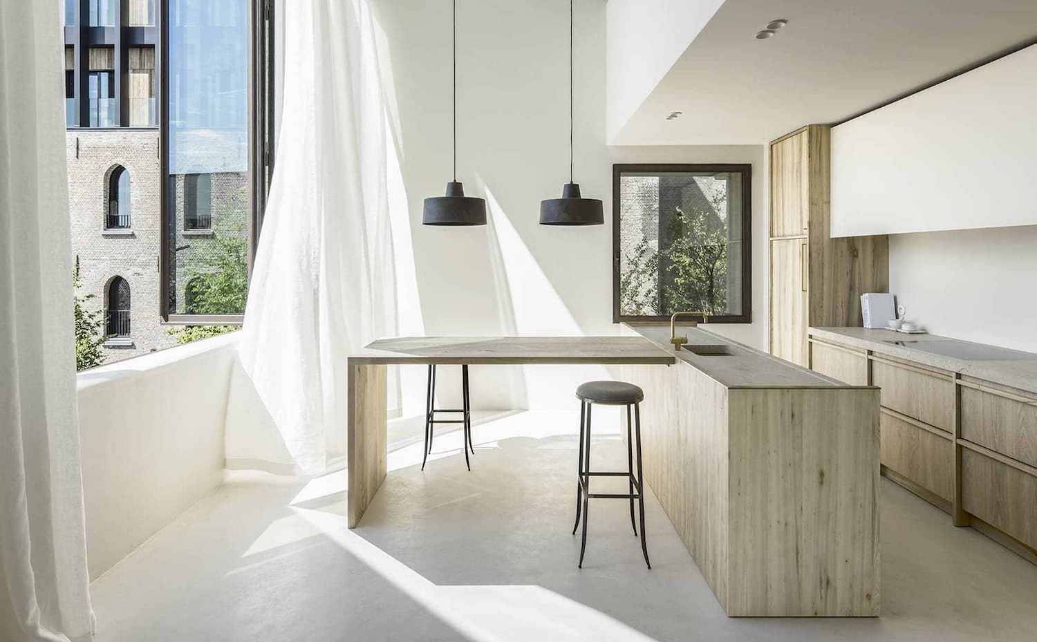 Cocina con muebles de madera y pavimento de micro cemento