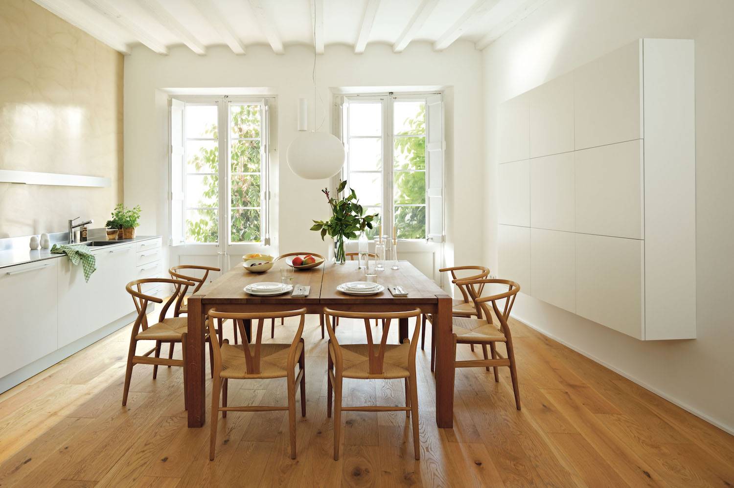Comedor y cocina con suelo de parquet