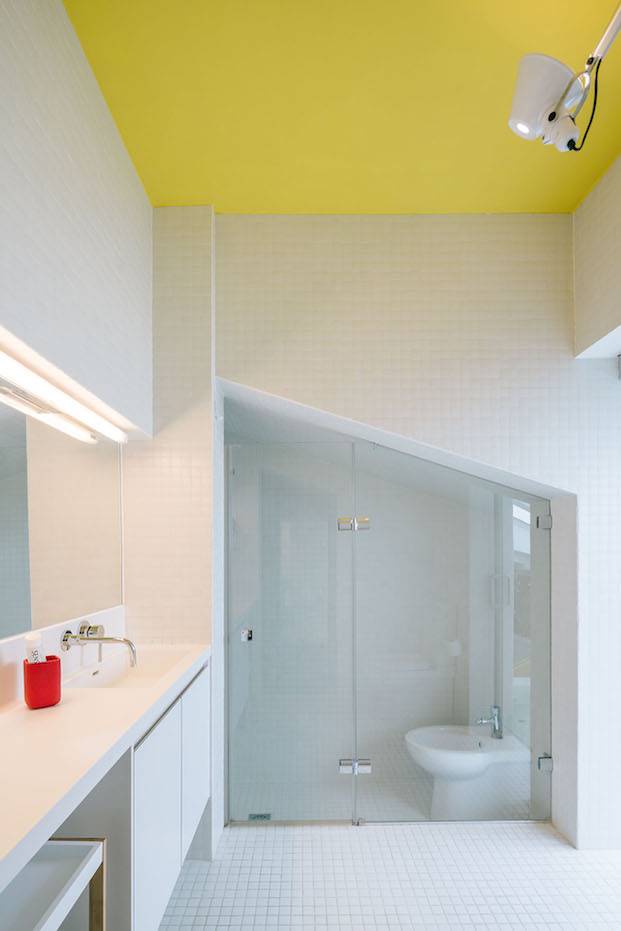 Cuarto de baño. El cuarto de baño, es el único espacio separado y con privacidad de la casa.