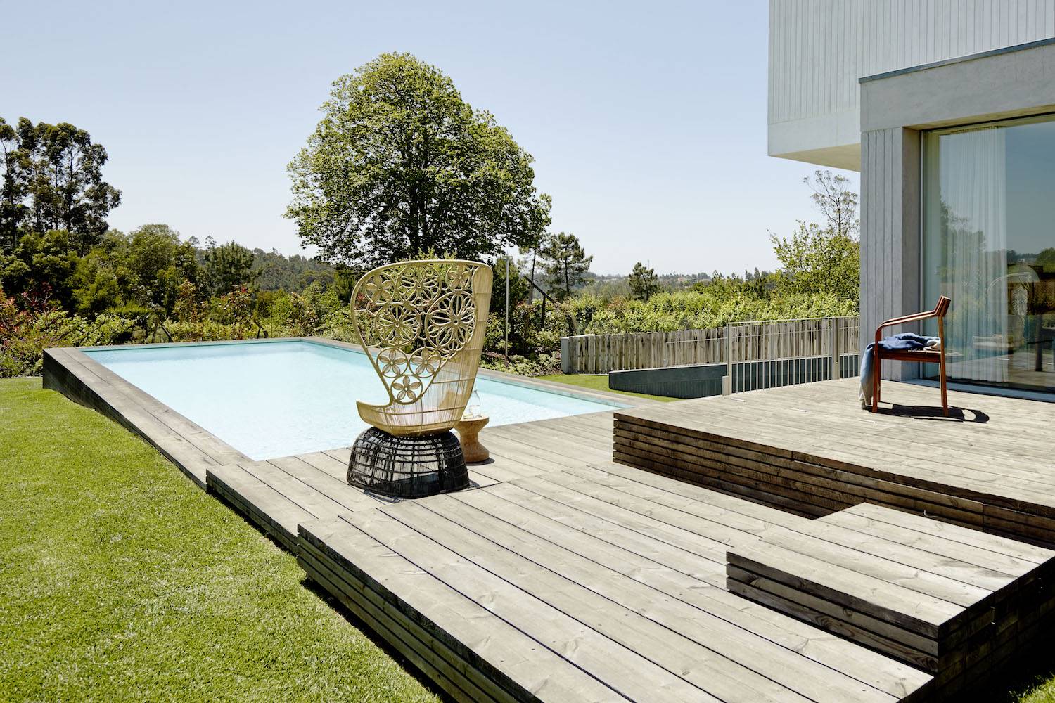 Exterior de una casa con tarima de madera