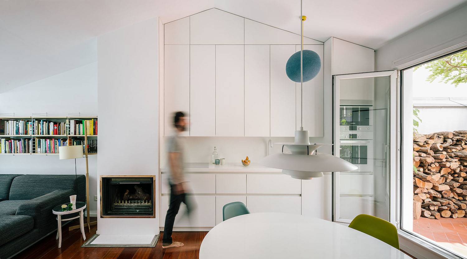 La cocina y el salón comparten espacio en este ático. La cocina y el salón comparten espacio en este ático en el que la chimenea está tan camuflada que pasa desapercibida.