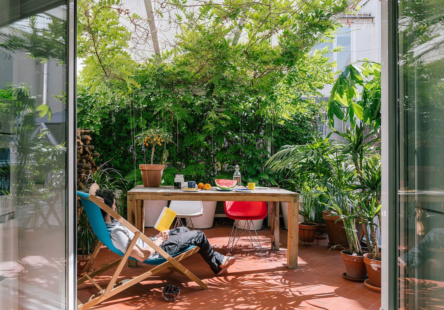 La terraza delático, un oasis verde en medio de la ciudad. La terraza del ático, un oasis verde en medio de la ciudad se ha amueblado con una silla Maui y dos DWR plastic chair de los Eames para Vitra. 