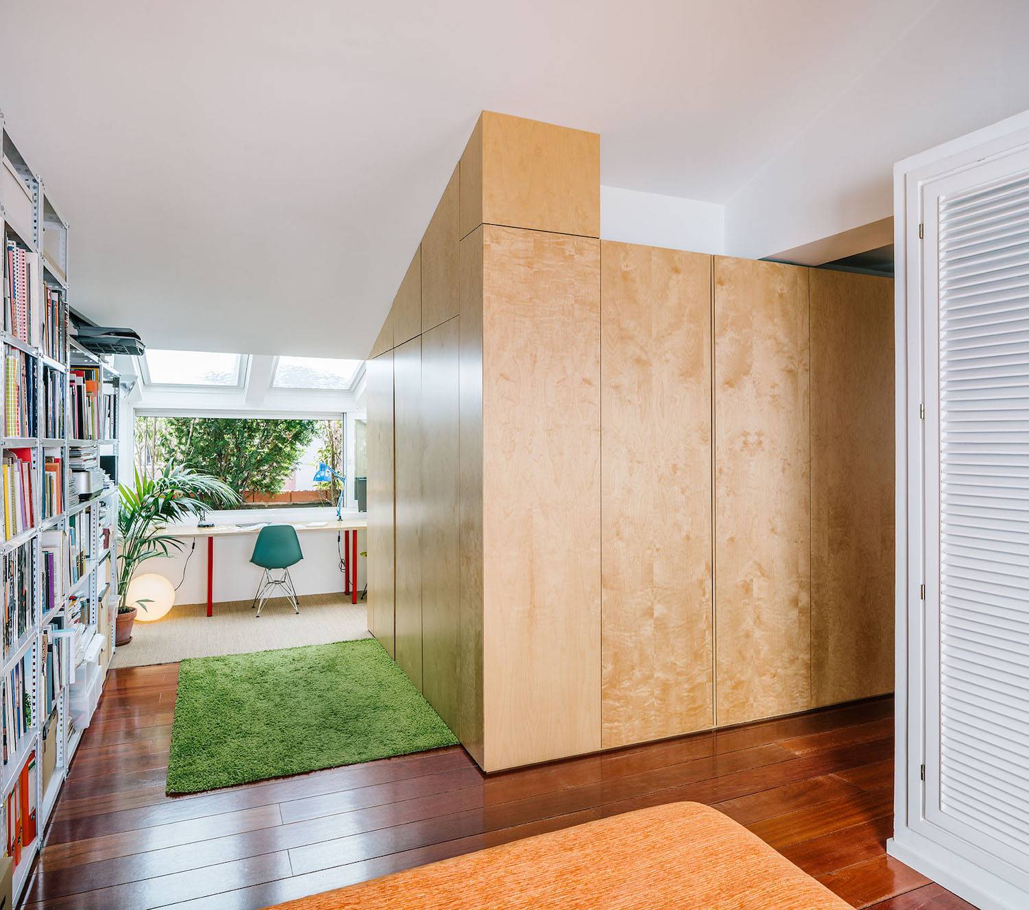 Librería y estudio. El espacio de trabajo no puede faltar, aunque sea mini. En este estudio, el protagonismo lo tiene el escritorio y la librería.