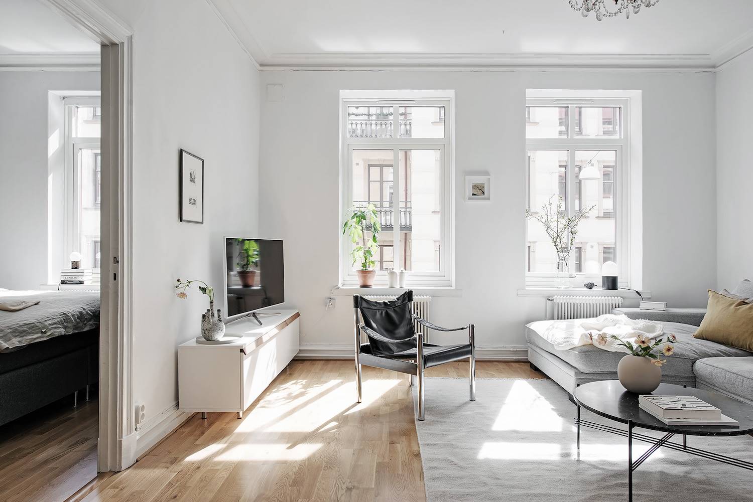 Salón con puerta corredera y suelo de madera