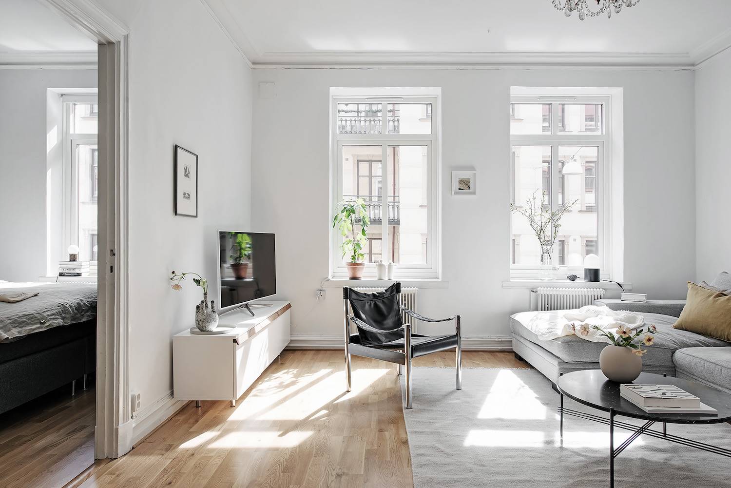 Rodapiés en blanco para tu suelo de parquet, tarima o laminado. Todo lo que  debes saber.