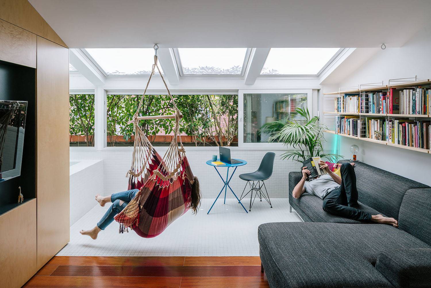 Salón con sofá chaise longue y hamaca con acceso a la terraza jpg. El salón lo preside un sofá chaise longue y una hamaca. Desde el mismo, se accede a la terraza y a la piscina interior del ático.
