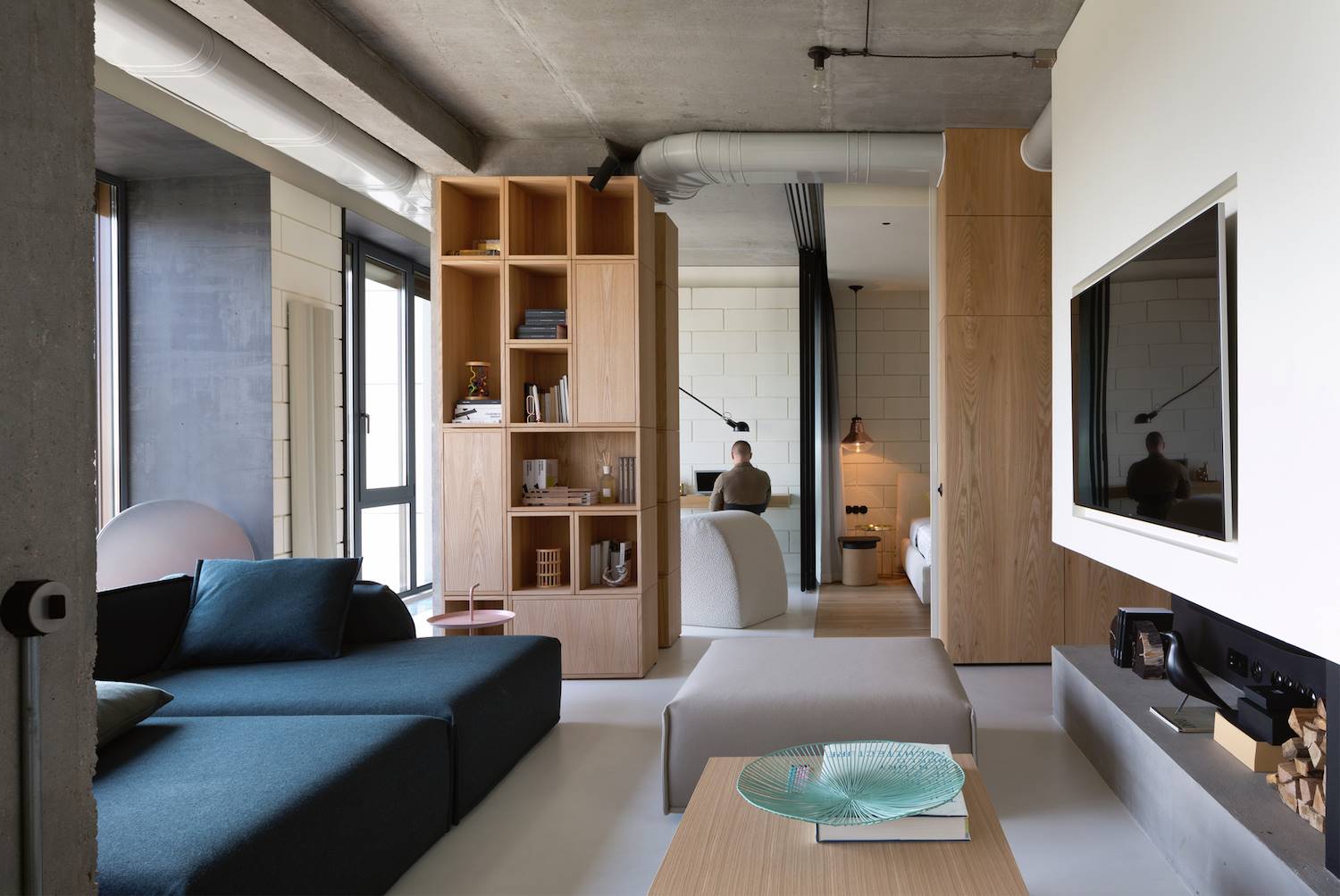 Salón pequeño con suelo de microcemento