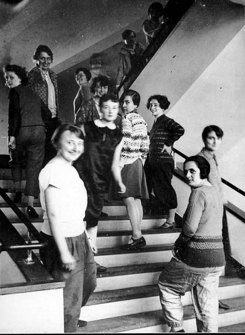 Alumnas del taller textil en las escaleras de la Bauhaus de Dessau. Fotografía de T. Lux Feininger, 1927.. [01] Friedl Dicker