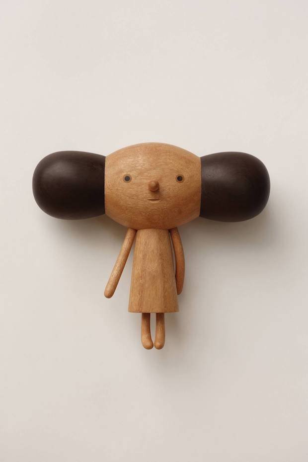La combinación de diferentes tipos de madera ayuda a imaginar que los muñecos tienen pelo, ropa, etc.
