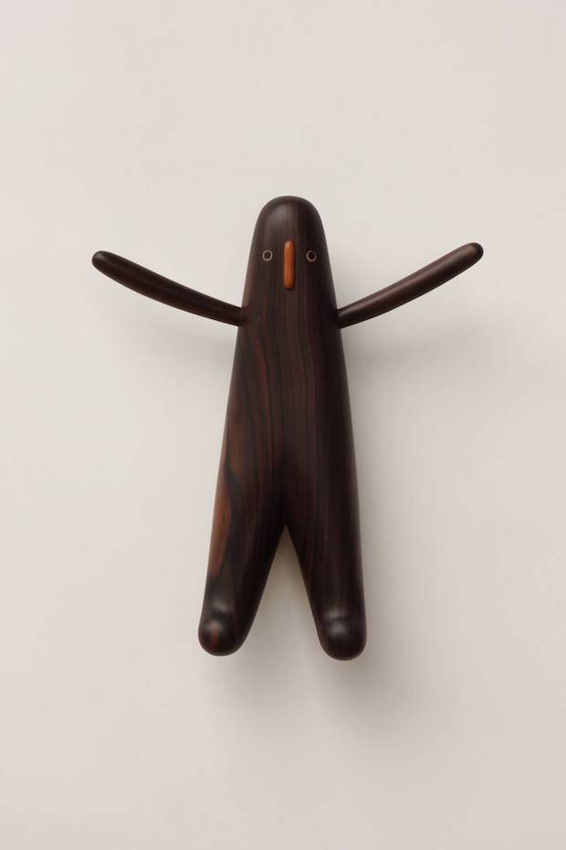 La mayoría de sus creaciones son en madera clara de alcanfor, pero también se ha lanzado a tallar algunos en madera oscura.