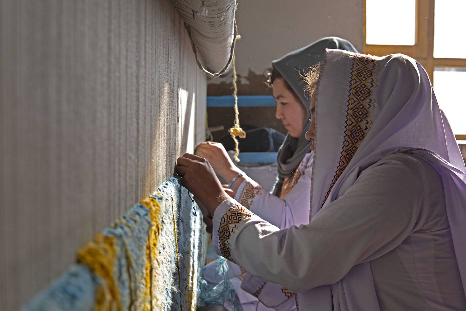 Mujeres afganas han tejido a mano las alfombras.