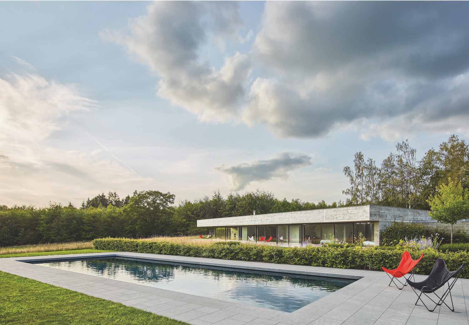 Piscina y jardín exterior de la casa de Bruno Erpicum