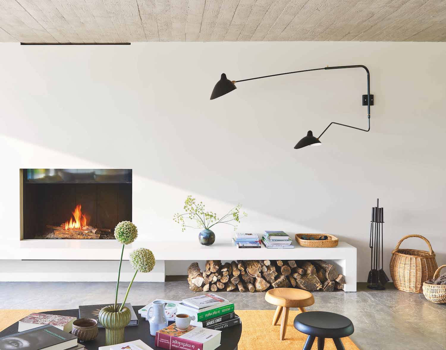 Salón con chimena de la casa de Bruno Erpicum