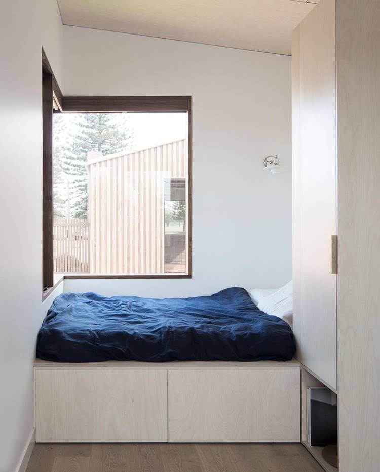 Dormitorio, ventana esquinera, cama con cajones, armario lateral con apertura inferior. El tamaño de los dormitorios ha motivado la proyección de soluciones lo más pragmáticas y compactas posible, sin prescindir de la calidad y pureza de las que bebe todo proyecto.