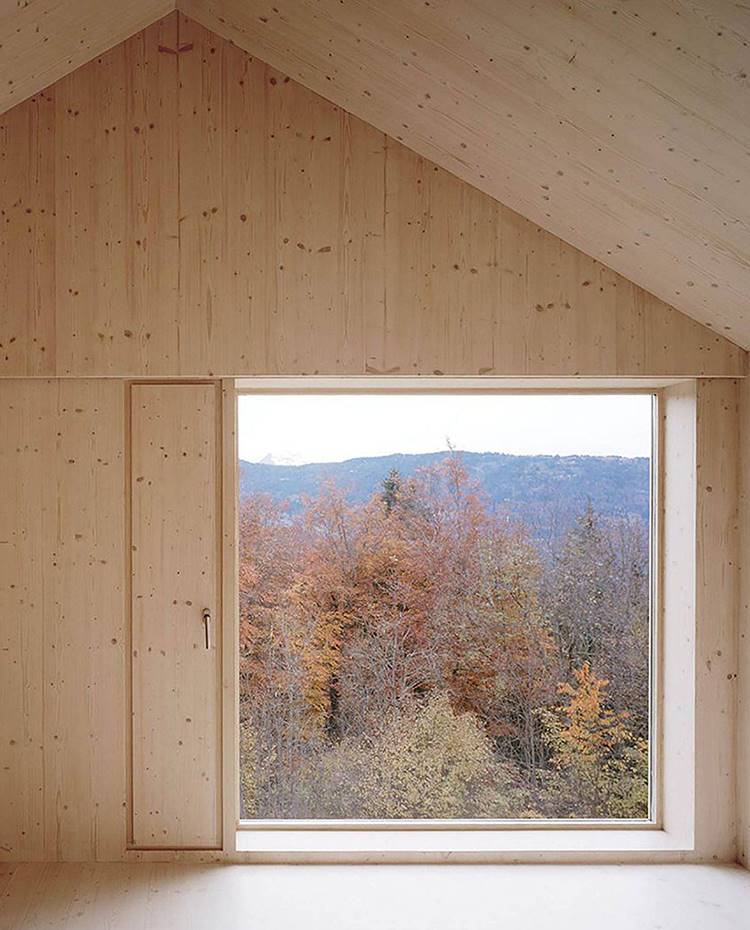 gran apertura, techo a dos aguas, rebestimiento de madera. Detalle de la gran apertura frontal de la cabaña annexa, con impresionantes vistas al paraje que la rodea y bajo el idílico techo a dos aguas.