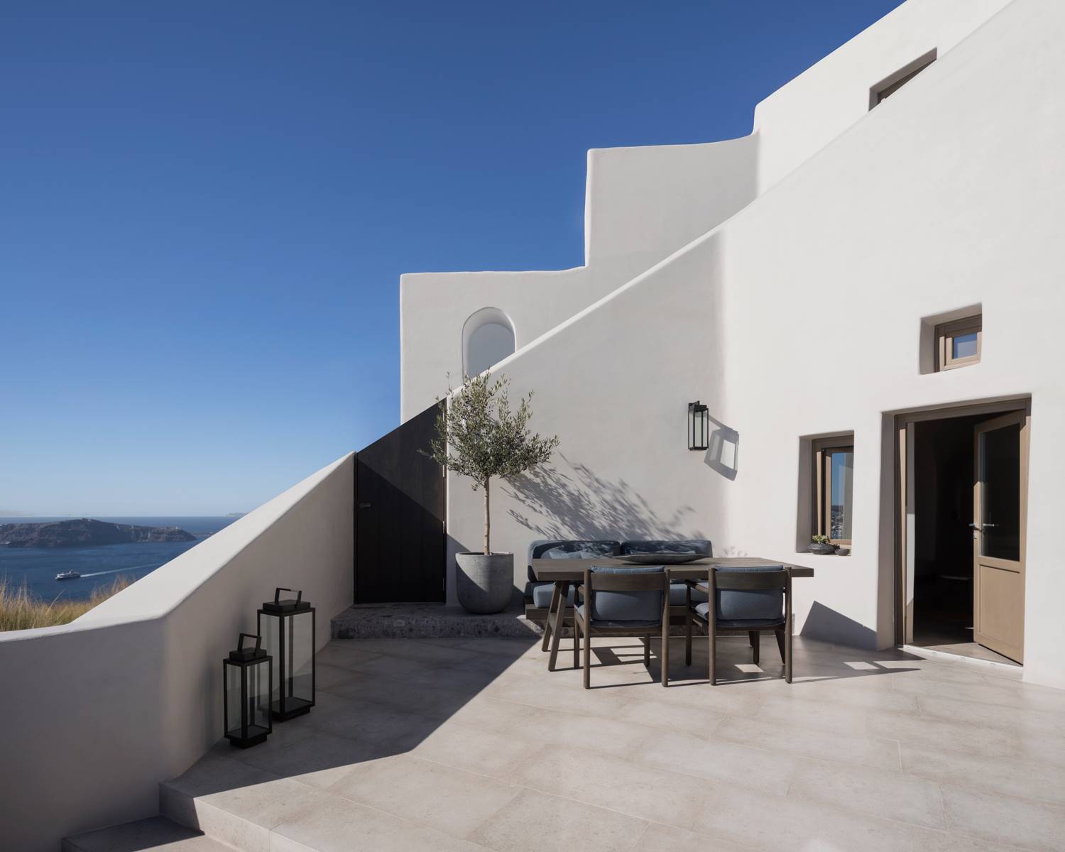 Mesa y sillas en la terraza de Vora Villas Santorini. El boutique hotel solo dispone de tres habitaciones para las que el estudio de arquitectura K-Studio ha mantenido la estructura original.