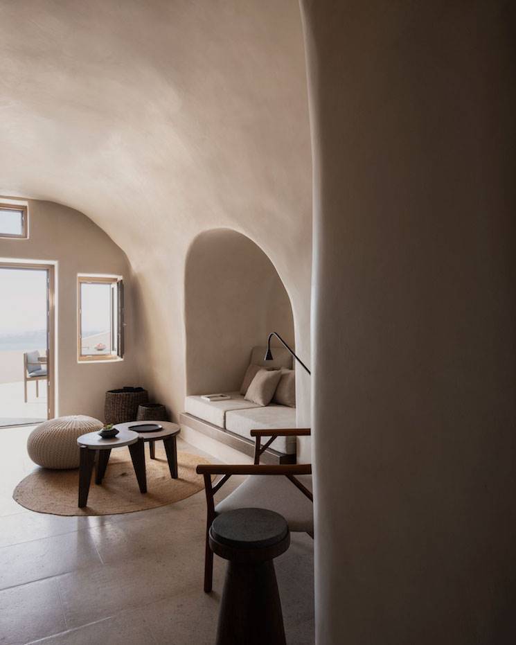 Rincón de una de las habitaciones del hotel Vora Villas Santorini. Rincón de uno de los espacios en el que las alfombras trenzadas de fibras naturales y los muebles hechos a medida de madera y tonos neutros, cobran protagonismo.