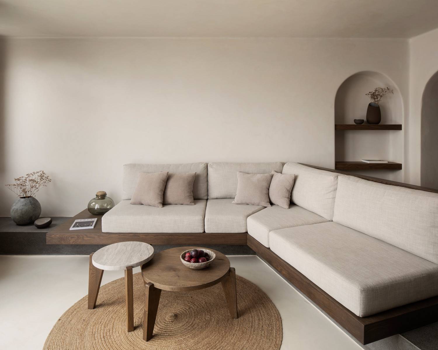 Sofá y mesas en una de las estancias de Vora Villas Santorini. Cada uno de los rincones de las villas están decorado siguiendo un estilo Mediterráneo con muebles personalizados hechos por artesanos locales y materiales de las islas.