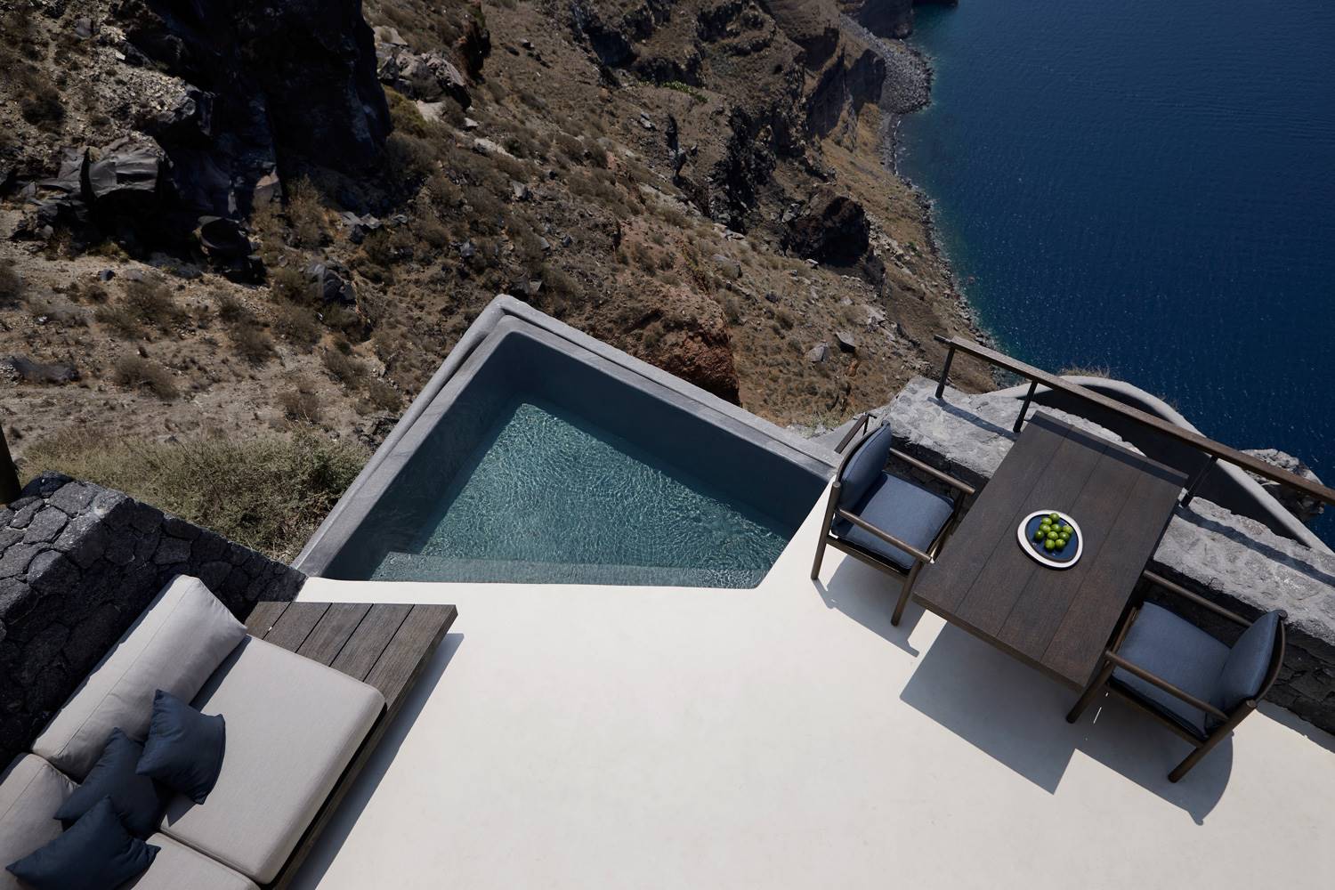 Terraza y piscina infinity de Vora Villas en Santorini. Ligeramente inclinadas para disfrutar de la puesta de sol de Santorini desde el mejor punto.