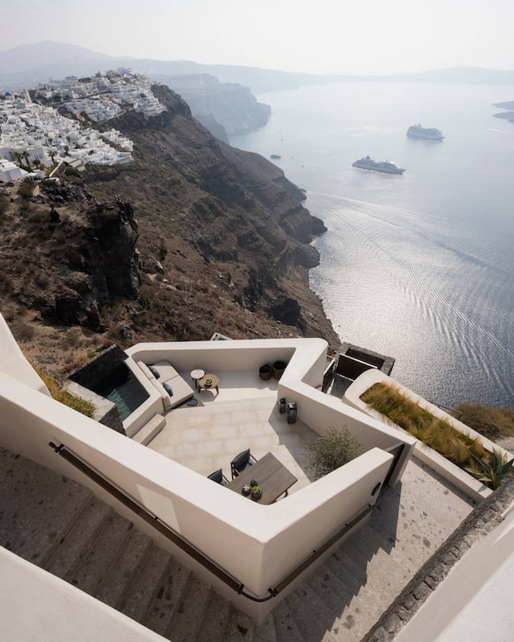Terrazas con vistas al mar de Vora Villas en Santorini. Terrazas con vistas un panorama a las ininterrumpidas vistas del mar Egeo.