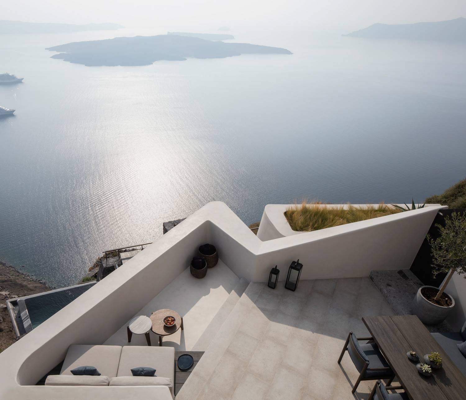 Terrazas de Vora Villas en Santorinipor k studio. Con muy pocos elementos, las terrazas plantean formas geométricas respetuosas con el paisaje, integrándose a la perfección en el medio.