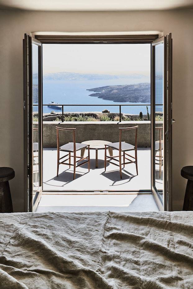 Vistas desde una de las habitaciones con terraza de Vora Villas en Santorini. Impresionantes vistas desde una de las habitaciones con terraza del hotel boutique Vora Villas en Santorini.