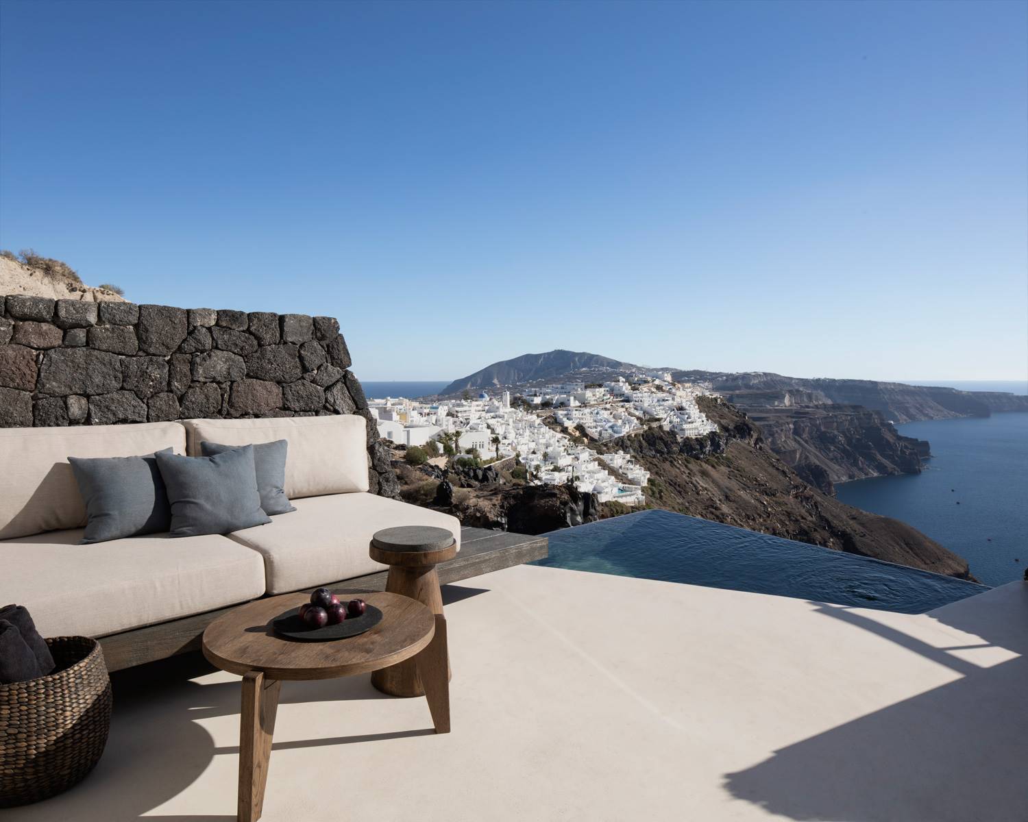 Vora Villas en Santorini con terraza y piscina infinity. 