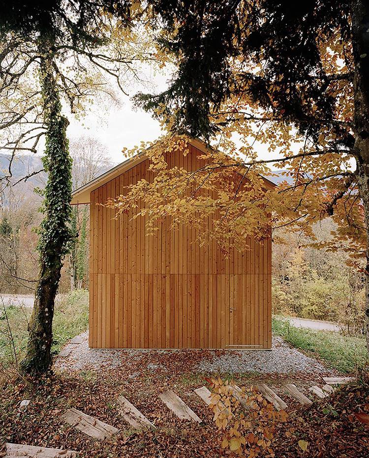 zona acceso cabaña anexa, revestimiento madera, techo a dos aguas. Área de acceso a la cabaña annexa a la vivienda principal, totalmente revestida de madera y ajena a miradas furtivas, que se integra en e entorno con fuerza y singularidad. 