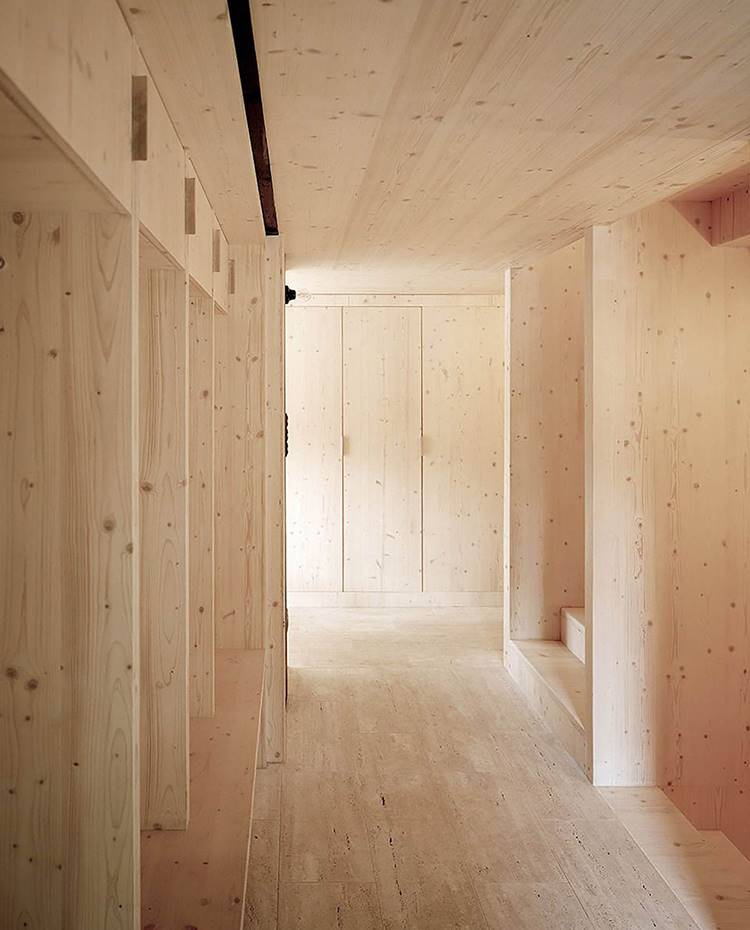 zona de paso, escaleras, área de almacenaje y armarios integrados, todo revestido de madera . Esta zona de paso, revestida por completo de madera clara, cuenta con una completa zona de almacenaje a base de armarios y estanterías de gran capacidad.