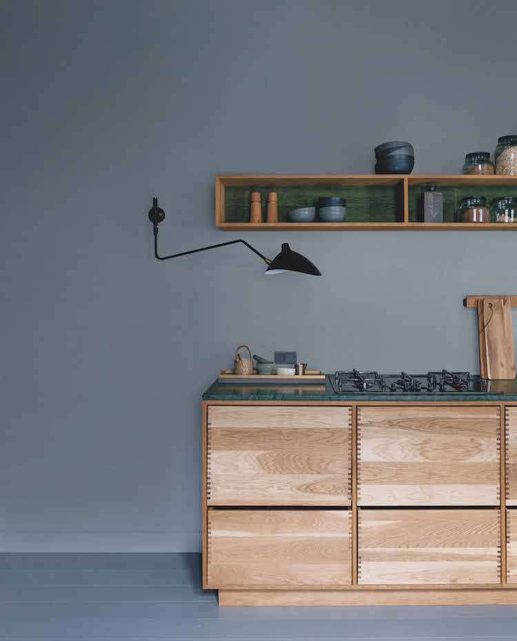 Cocina diseño de Kristian Lillelund con madera de abedul y mármol verde para la encimera