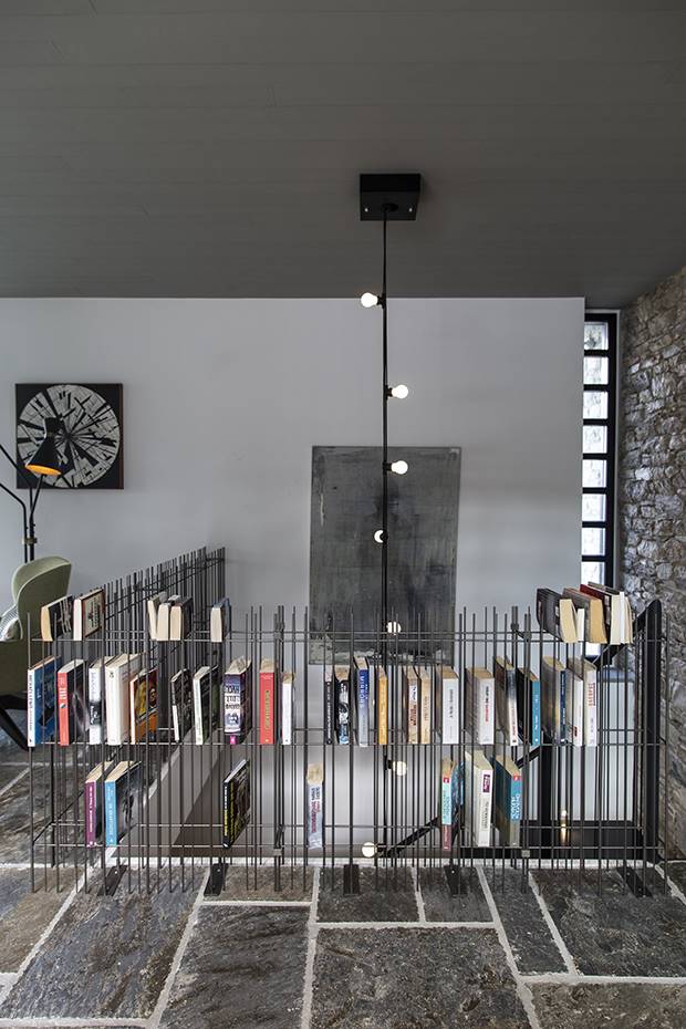 casa kettal grecia 03 libreria. Librería Metrica, diseño de Ctrlzak Studio para Mogg. Lámpara, de Seletti.
