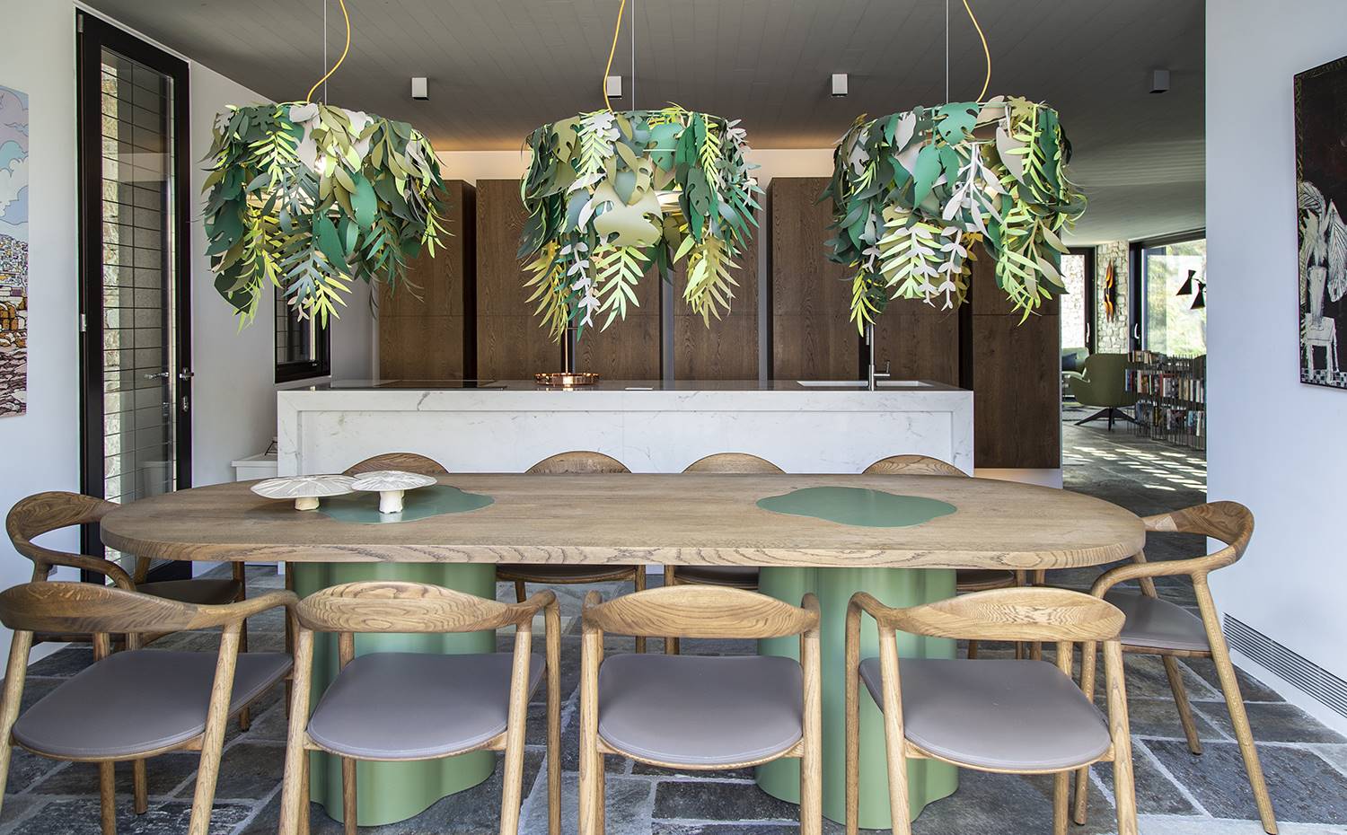 casa kettal grecia 08 comedor lampara suspension. La mesa de comedor es un diseño de Katerina Veremi Xynogala, con sobre de madera sólida y base de hierro realizados por artesanos.